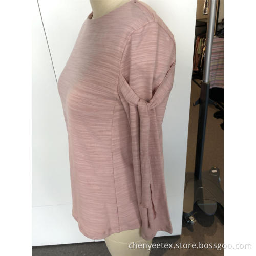 A round collar makes long sleeves look thinner